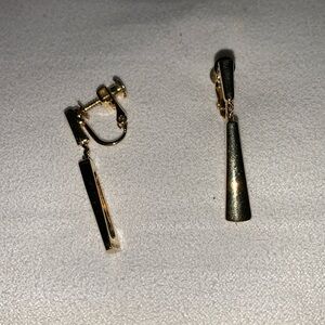 Napier Gold tone stick screw back clip on earrings
